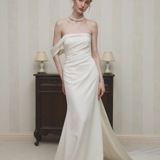 Ariellis Trumpet/Mermaid Straight across Milk Wedding dress