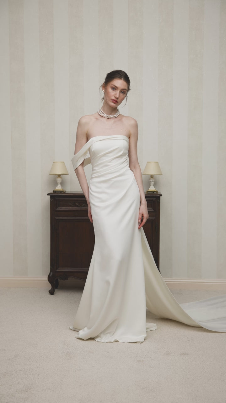 Ariellis Trumpet/Mermaid Straight across Milk Wedding dress video