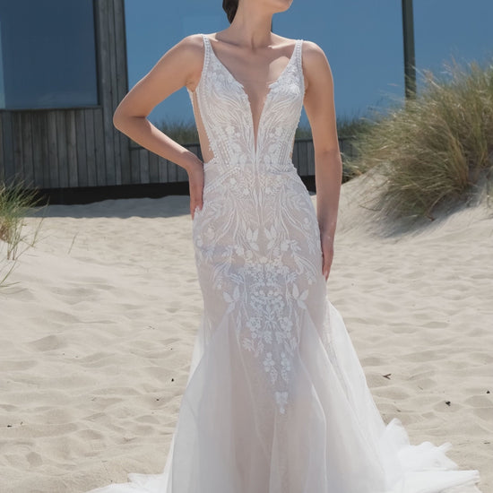 Gvioria Trumpet/Mermaid Deep V-neck Off White Wedding dress