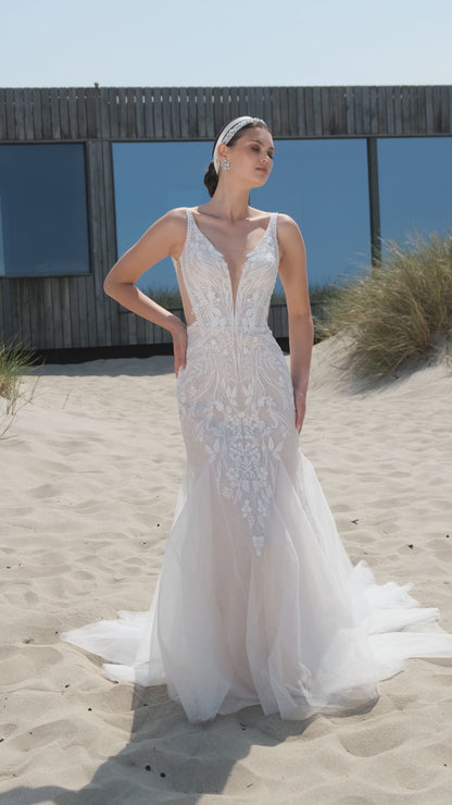 Gvioria Trumpet/Mermaid Deep V-neck Off White Wedding dress