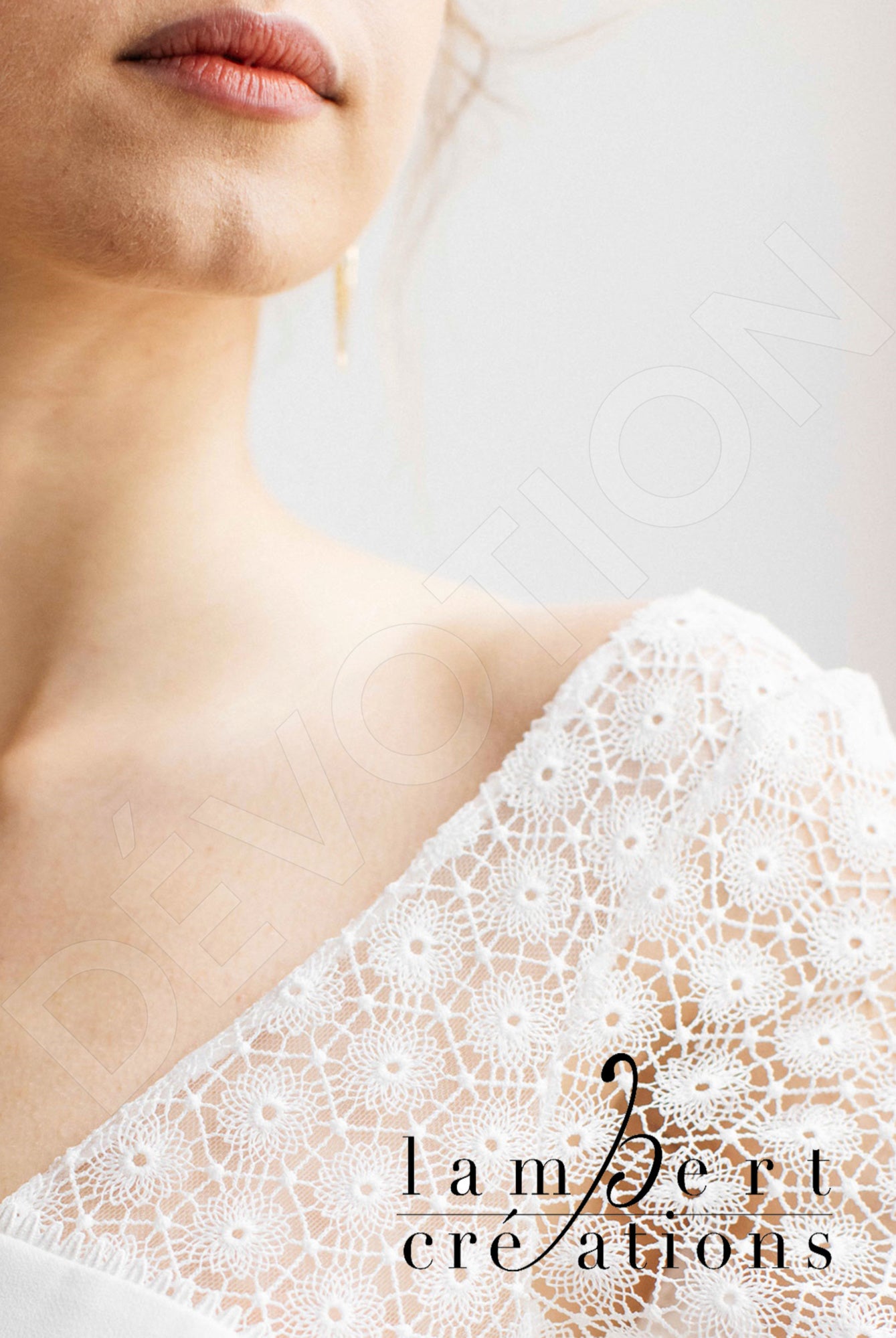 Infini A-line V-neck Ivory Wedding dress