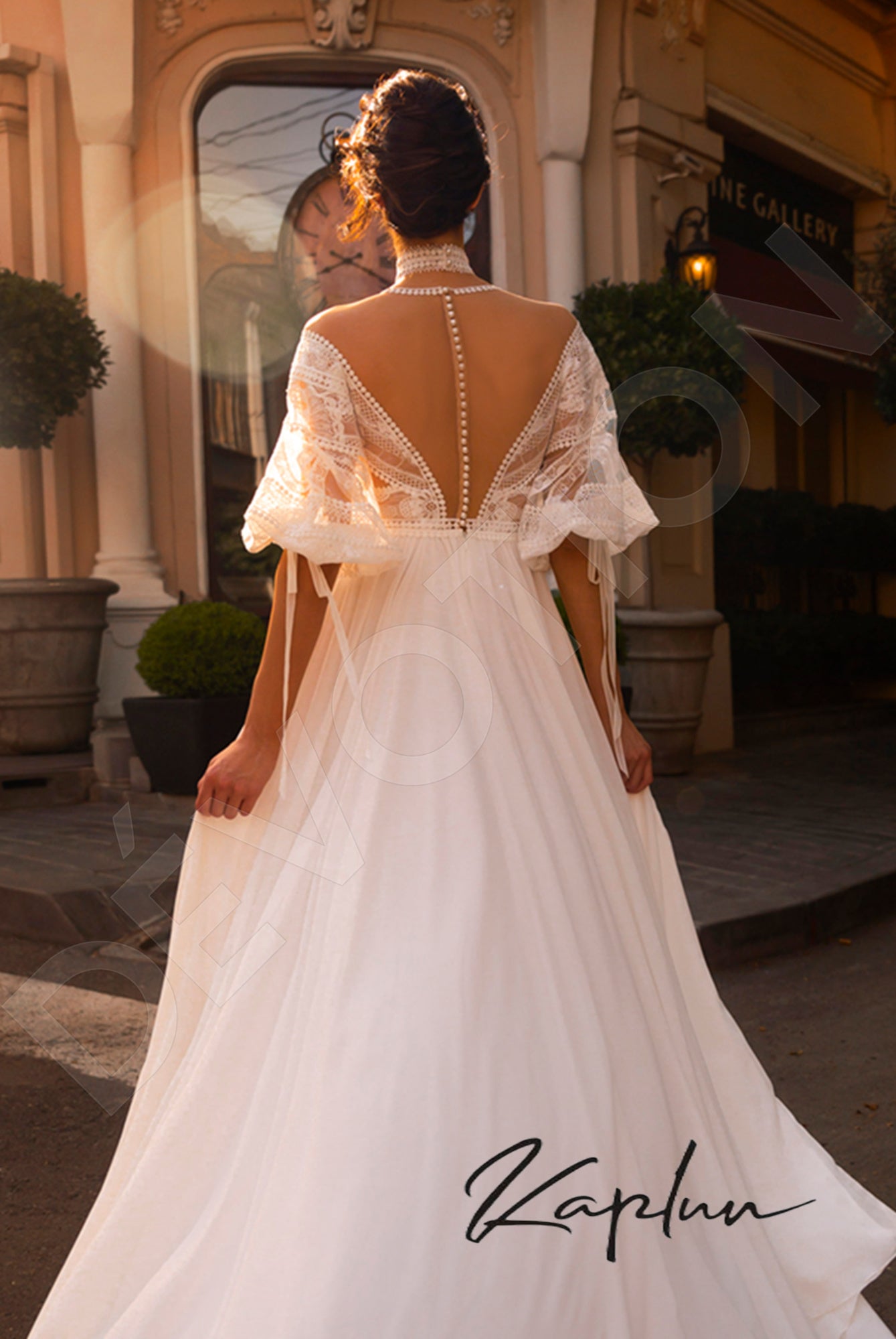 Kvida A-line High neck OffWhite Wedding dress