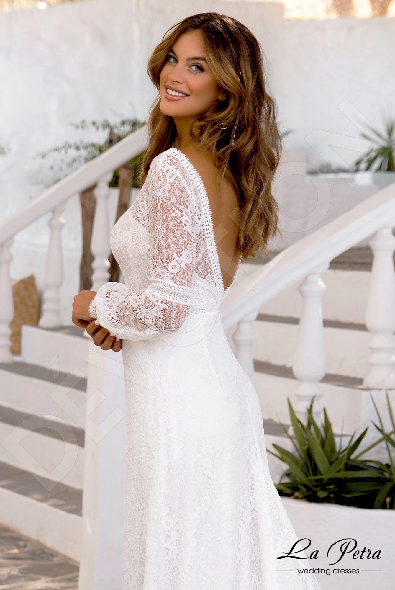 Ostine Open back A-line Long sleeve Wedding Dress 3