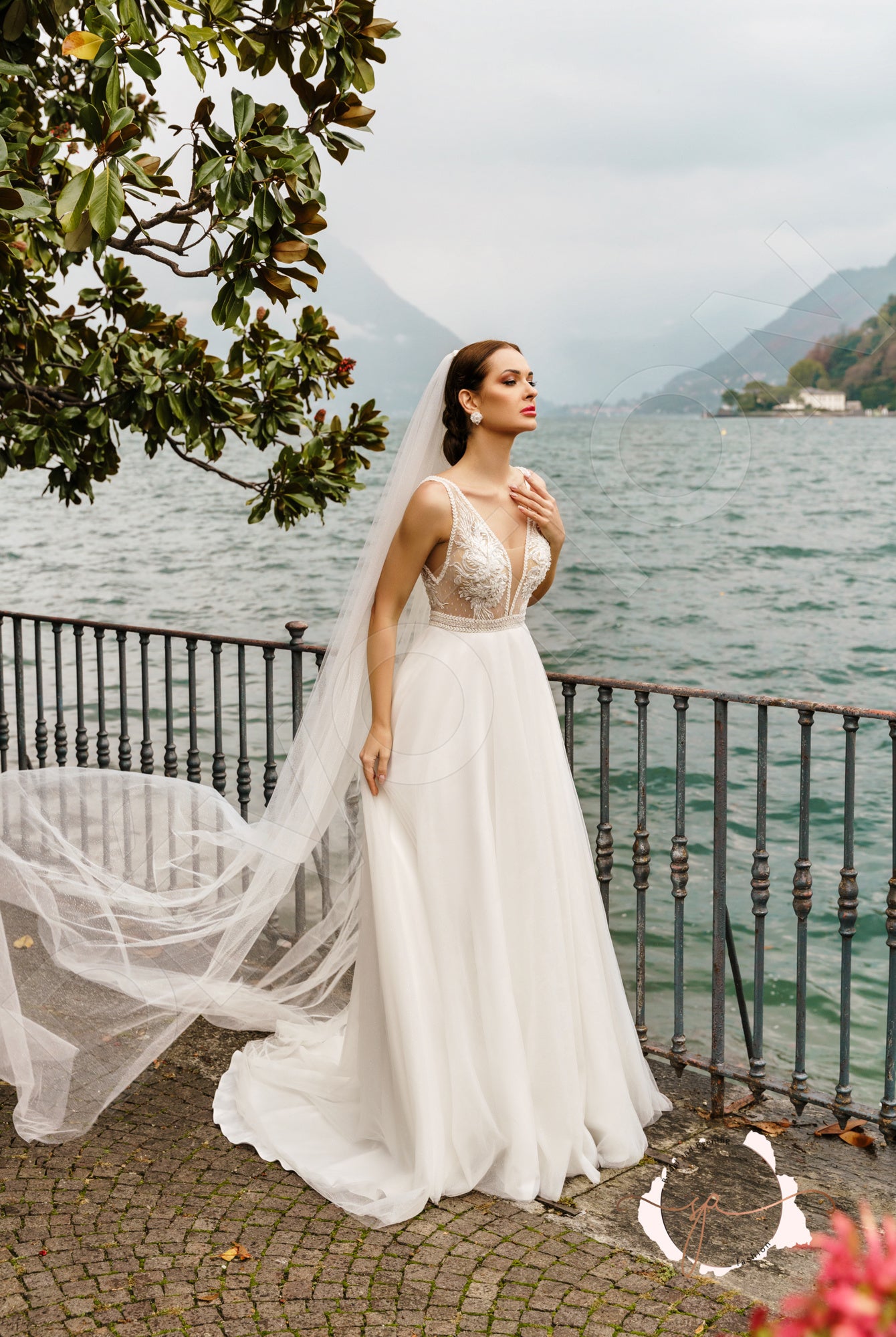 Gomleyt A-line Deep V-neck Milk Wedding dress