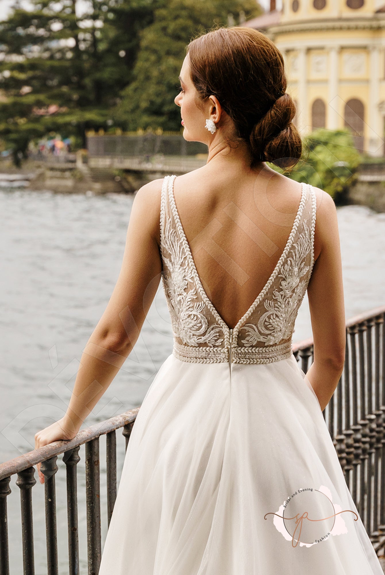 Gomleyt A-line Deep V-neck Milk Wedding dress