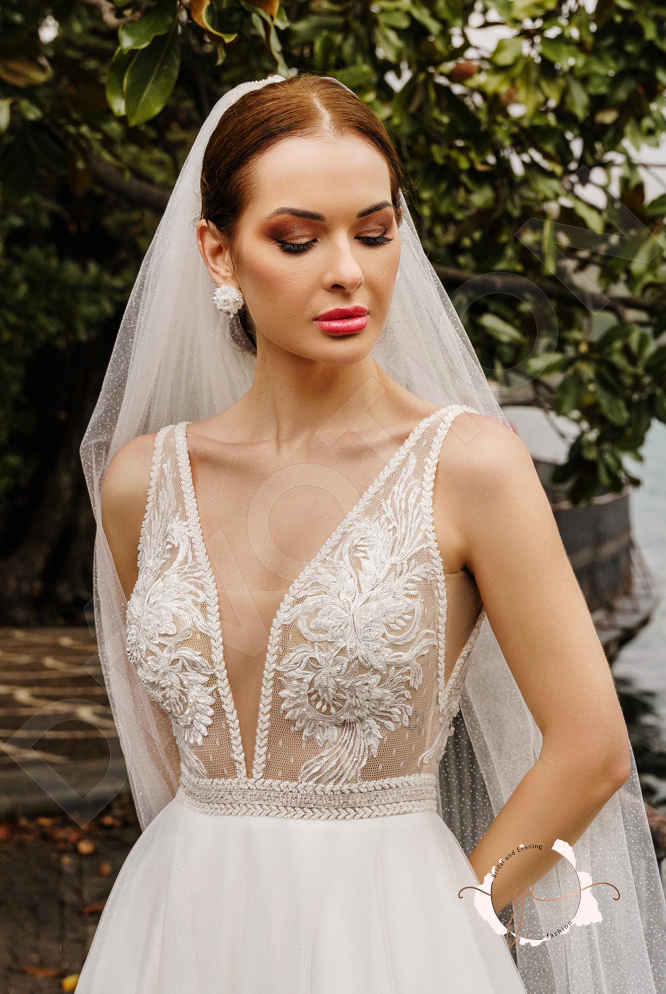 Gomleyt A-line Deep V-neck Milk Wedding dress