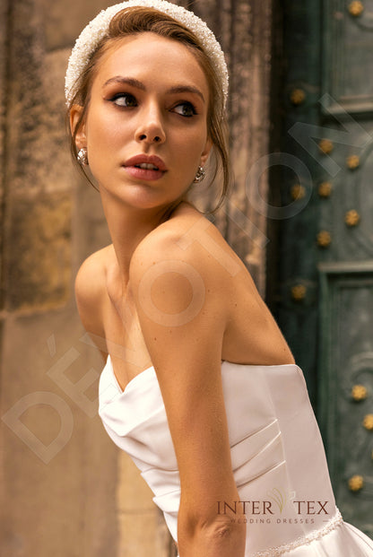Dervia A-line Straight across Milk Wedding dress